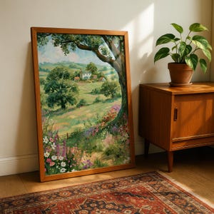 Pode incluir: Uma pintura de paisagem emoldurada apresentando uma paisagem verdejante com uma pequena casa ao longe, emoldurada por um grande galho de &aacute;rvore em primeiro plano e um prado vibrante cheio de flores silvestres rosas, brancas e roxas.