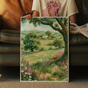 Pode incluir: Uma impress&atilde;o art&iacute;stica retangular com uma pintura de paisagem rural. A imagem mostra uma casa branca situada entre colinas verdes, &aacute;rvores grandes e um primeiro plano repleto de flores silvestres coloridas e um port&atilde;o de metal.