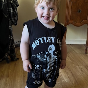 Macacão Band Tee com botões de pressão - Manga Curta Motley - Adaptável OU Não adaptável sem furos