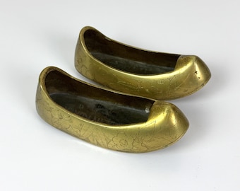Pair of Vintage Brass Shoe Ashtrays / Mid Century Decorative Tobacciana / Etched Floral Brass / Asian Home Decor / Made in Korea