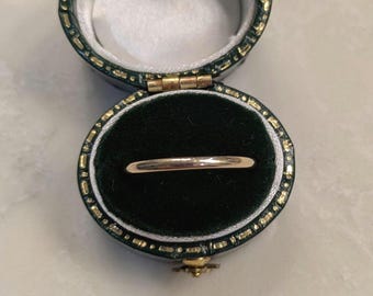 Sweet vintage wedding band in 14K gold, size 6.75