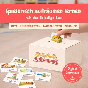Könnte beinhalten: Eine beige Box mit einem Schlitz, beschriftet mit "Spielerisch Aufräumen" und "Digital Download". Mehrere Karten mit Illustrationen und deutschem Text sind um die Box herum verstreut. Eine Hand legt eine Karte in den Schlitz.