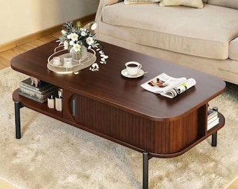 Mesa de centro de mediados de siglo con almacenamiento, puerta corrediza estriada, madera de nogal, para sala de estar.