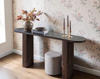 Mesa consola moderna de 63 pulgadas con tablero de mármol y base estriada. Mesa auxiliar para recibidor o sofá.