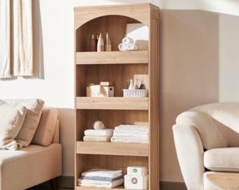 Librería arqueada con estantes, armario de almacenamiento y cajones, estantería alta de madera natural.