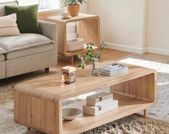 Mesa de centro moderna de madera con estante de almacenamiento y diseño minimalista curvo.
