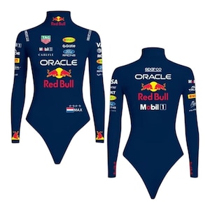 Puede incluir: Body de manga larga azul marino con el logotipo de Red Bull y logotipos de patrocinadores. El body tiene cuello alto y un diseño ajustado. Logotipos: Oracle, Mobil 1 y Max. Ropa temática de carreras.