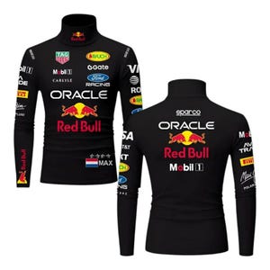 Może przedstawiać: Czarna koszulka z długim rękawem i golfem z wieloma logo i tekstem. Przód przedstawia logo Red Bull, Oracle i inne logo sponsorów. Tył wyświetla logo Red Bull, Oracle i Mobil 1. Koszulka ma wysoki kołnierz.