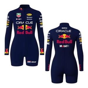 Puede incluir: Mono de carreras azul marino con mangas largas y pantalón corto. Presenta el logotipo de Red Bull, logotipos de patrocinadores y los textos "Red Bull" y "Mobil 1". Tiene cremallera frontal y está diseñado para deportes de motor.