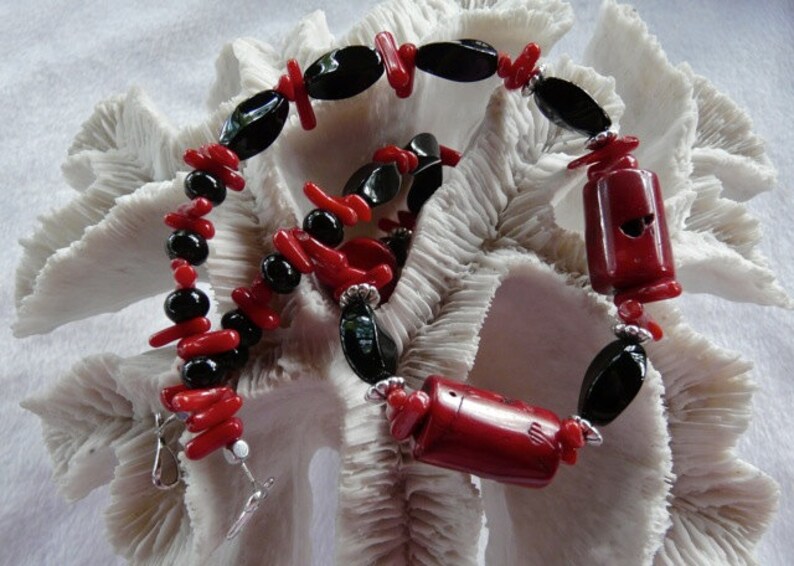 19 Inch Rustic Red Bamboo Coral and Black Onyx Necklace with Earrings