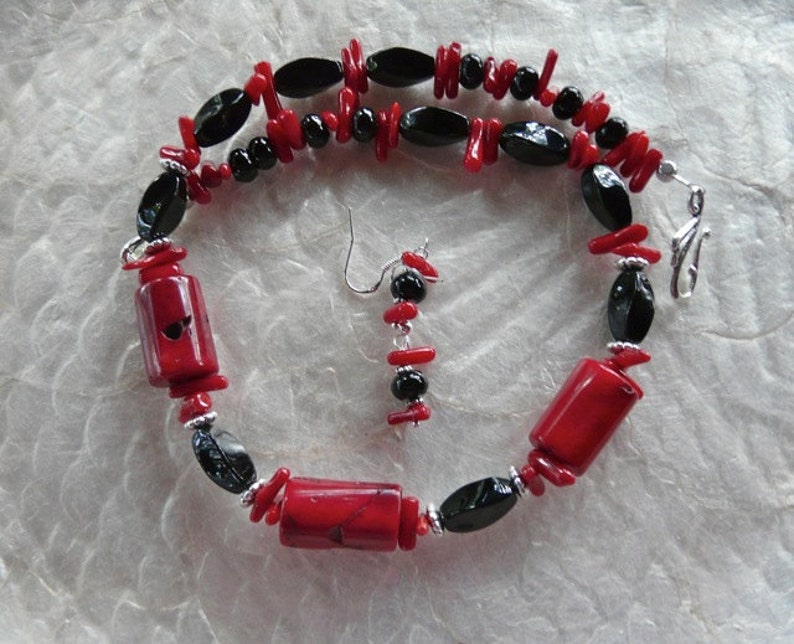 19 Inch Rustic Red Bamboo Coral and Black Onyx Necklace with Earrings