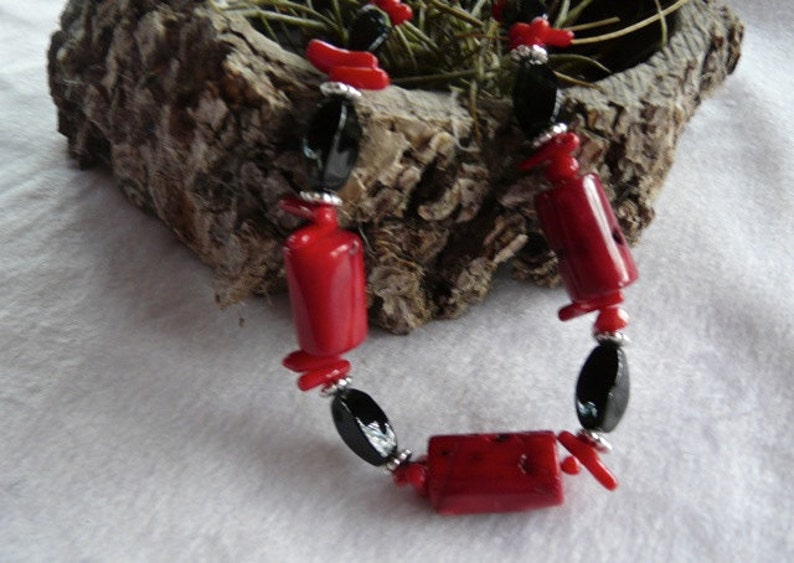 19 Inch Rustic Red Bamboo Coral and Black Onyx Necklace with Earrings
