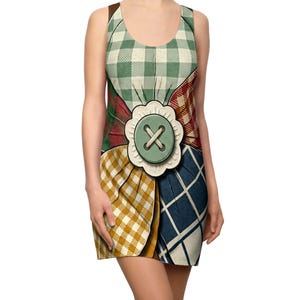 Könnte beinhalten: Ärmelloses Kleid mit Patchwork-Design. Es zeigt grüne Vichy-, rote Karo-, gelbe Vichy- und blaue Rautenmuster mit einem großen Knopf in der Mitte. Eine lebendige Mischung aus Farben.