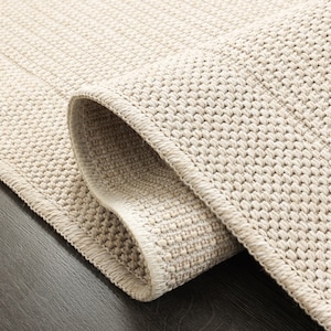 Tvättbar vit matta, texturerad halmlook, låg lugg, plattvävd dekor