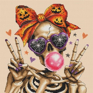 Puede incluir: Un patrón de punto de cruz que muestra un esqueleto con un lazo naranja grande con caras de calabaza, gafas de sol en forma de corazón con telarañas y esmalte de uñas morado. El esqueleto sopla un chicle rosa y hace el signo de la paz.