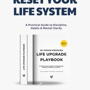 Può includere: Una copertina di libro con il titolo "RESET YOUR LIFE SYSTEM" in blu scuro. Sotto, si legge "A Practical Guide to Discipline, Habits & Mental Clarity." Il libro si intitola "LIFE UPGRADE PLAYBOOK" e include il testo "50+ Proven Strategies."