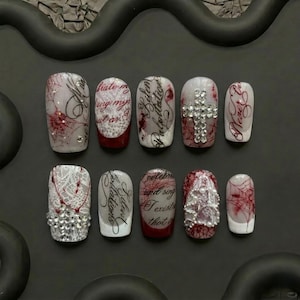 Uñas postizas con cruz de diamantes de imitación estilo gótico, uñas postizas con escritura grunge Y2K, diseño de uñas de telaraña roja de vampiro, uñas atrevidas de romance oscuro alternativo, regalo para ella.
