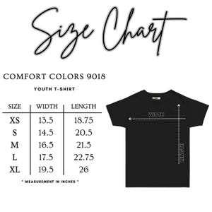 Op de afbeelding: Een witte keramische mok met een zwart handvat en de tekst "But First, Coffee" in een handschriftstijl. De mok is waarschijnlijk 310-425 ml groot, perfect voor een ochtenddrankje.