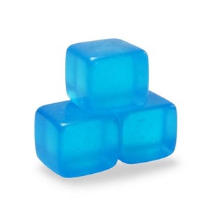 Puede incluir: Tres cubitos de hielo translúcidos de color azul claro apilados sobre un fondo blanco. Los cubos son cuadrados y parecen estar hechos de un material sólido. La iluminación crea reflejos y sombras, dándoles una apariencia tridimensional.