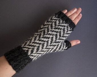 Chevron fingerless gloves, chevron pattern, handmade, womens size S, twin peaks inspired, alpaca