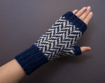 Fingerless gloves with chevron pattern, 100 % alpaca yarn, size M - L