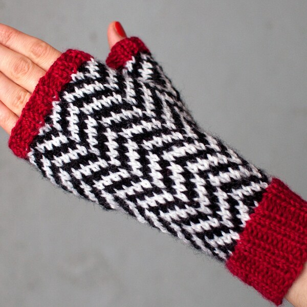 Blacl Lodge fingerless gloves, chevron pattern, handmade, women size S, 100% pure new wool, twin peaks