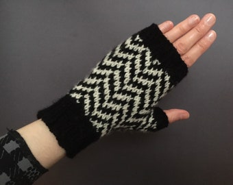 Black Lodge fingerless gloves, chevron pattern, handmade, size S - M, twin peaks inspired, organic wool gloves, Chevron Gloves