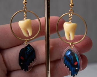 Pendientes de alas de mariposa auténticas con colgantes de dientes – Joyería gótica llamativa