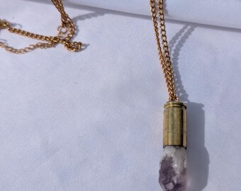 Collar con colgante de bala de amatista, colgante ancho de latón, collar de cristal morado, joyería gótica occidental, pieza única.