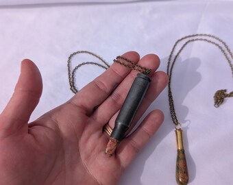 Collar con colgante de bala de unakita, colgante con carcasa de níquel, joyería de bala de cristal, collar gótico rústico, colgante único.