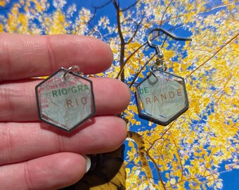 Pendientes con fragmentos del mapa de Colorado – Región del Río Grande – Joyería cartográfica hexagonal de plata