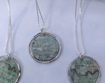 Collar con colgante de fragmento de mapa de Colorado hecho a mano, joyería de montaña, pieza única.