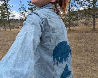 Chaqueta vaquera con estampado botánico de sol en cianotipia, arte para vestir reciclado