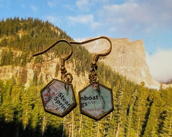Pendientes con fragmentos del mapa de Colorado – Par dividido de Steamboat Springs – Joyería cartográfica hexagonal dorada