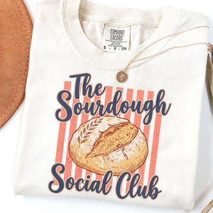 Diseño PNG de sublimación para club social de masa madre retro, descarga digital para amantes del pan vintage, gráfico DTG de panadería artesanal, ambiente veraniego colorido.