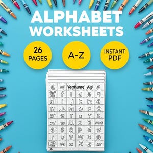 Op de afbeelding: Alfabetwerkbladen met de tekst "ALPHABET WORKSHEETS" en "26 PAGES A-Z INSTANT PDF" op een blauwe achtergrond. De werkbladen zijn omringd door kleurrijke kleurpotloden.