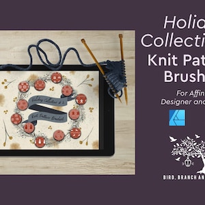 Op de afbeelding: Een tablet toont een feestelijk ontwerp met een krans van rode ornamenten. De tekst luidt "Holiday Collection #2 Knit Patterns Brushset". Breinaalden en een klein gebreid stukje bevinden zich aan de rechterkant. Een plantenpot en een compactpoeder staan links.