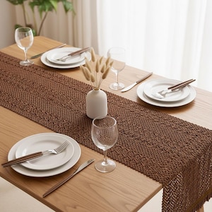Camino de mesa bohemio tejido: decoración rústica de comedor de algodón y lino, estampado geométrico en tonos beige, café y marrón.
