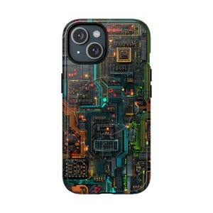 Peut inclure: Coque de smartphone avec un motif de circuit imprimé détaillé. Le boîtier présente un fond noir avec des motifs complexes dans des tons de vert, d'orange, de jaune et de bleu. Il comporte une découpe pour l'appareil photo et des emplacements pour les boutons.