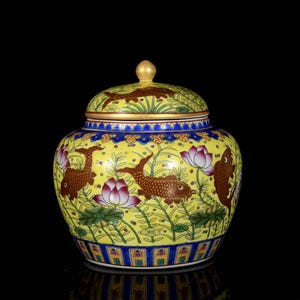 Vaso antigo chinês de porcelana pintado à mão, com esmalte amarelo Famille Rose e detalhes em dourado, decorado com peixes e marcado Qianlong.