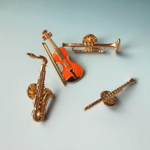 Broschset med vintagemusikinstrument, musiknålar i guldfärgad emalj