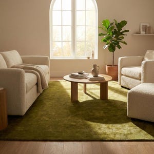 Puede incluir: Juego de tres tazas de cerámica con acabado mate moteado. Cada taza presenta un color diferente: azul claro, crema y gris. Las tazas tienen un diseño simple y moderno y un asa cómoda.