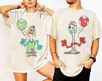 Divertida camiseta de pareja con globos de Mickey y Forky y Karen Beverly, camiseta de Toy Story 5 de Pixar, Toy Story Land, Disneyland Pixar Fest, camiseta para viaje familiar a WDW