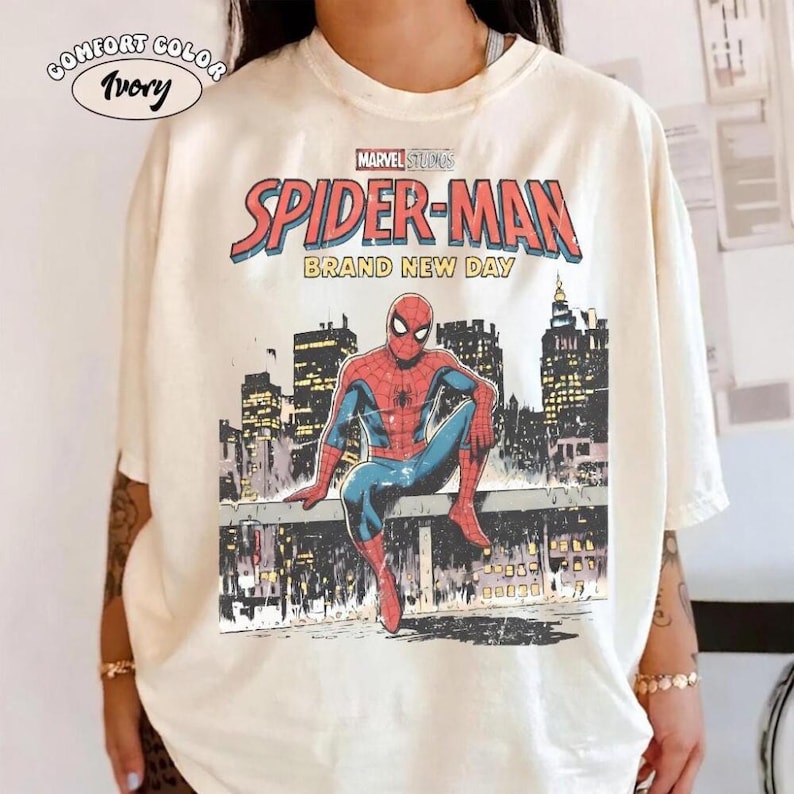 Camiseta vintage de Spider-Man de la marca New Day, camiseta de Spiderman del MCU, camiseta retro con estampado de Spidey, camiseta de superhéroe Spiderman del MCU, camiseta de la marca New Day imagen 1