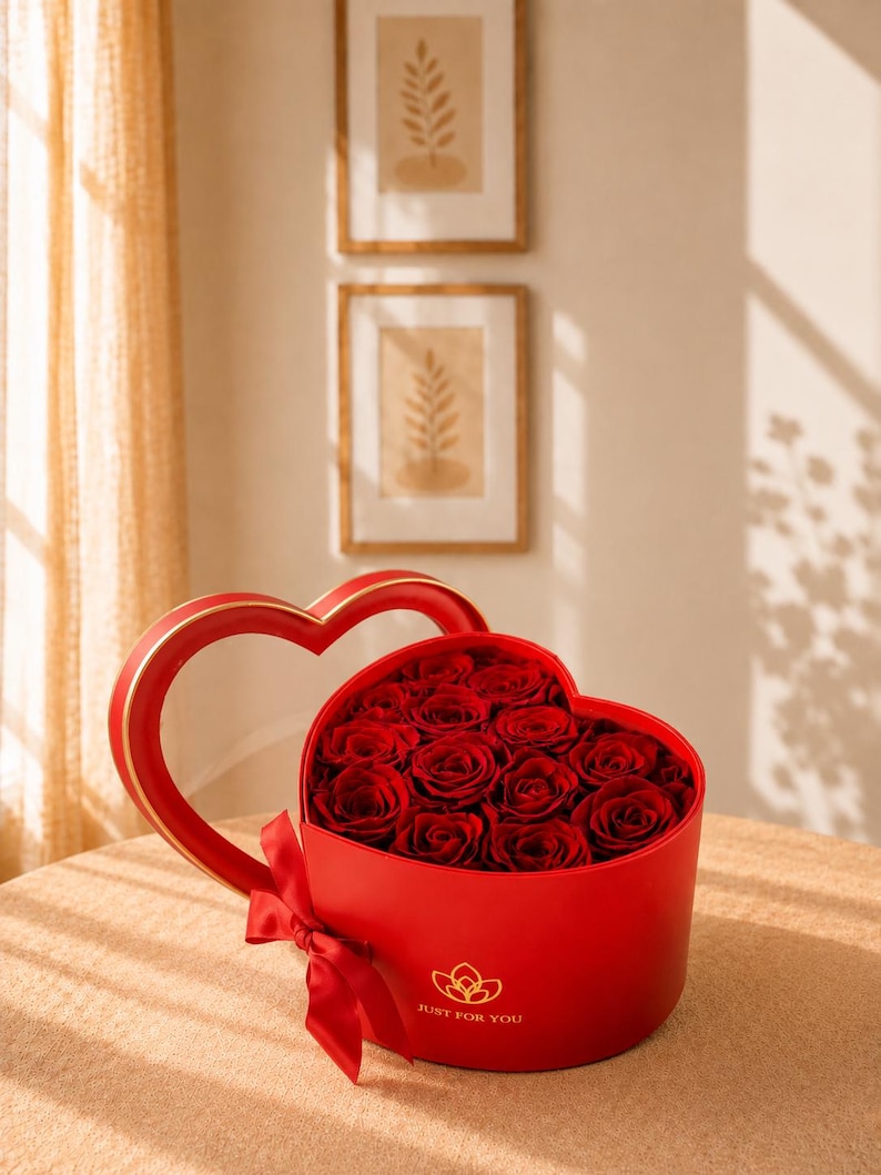 Konservierte echte Rosen, herzförmige Geschenkbox mit ewigen Rosen ...