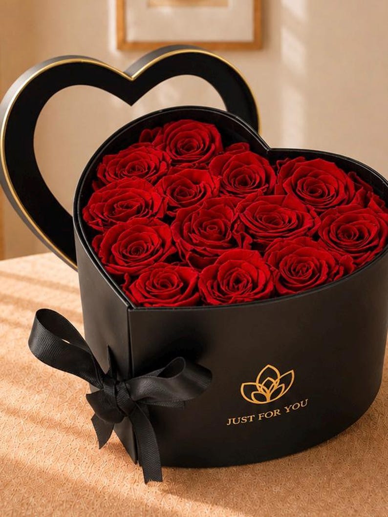 Konservierte echte Rosen, herzförmige Geschenkbox mit ewigen Rosen ...
