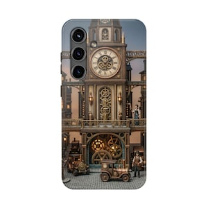 Peut inclure: Une coque de smartphone illustrée d'une tour d'horloge détaillée avec des engrenages apparents, un balcon et deux personnages en costume d'époque. Deux locomotives à vapeur de style ancien sont sur une rue pavée devant la tour.