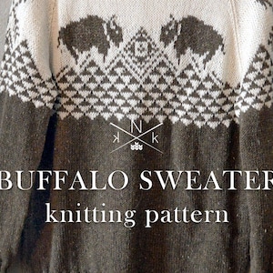 Könnte beinhalten: Ein brauner und weißer Strickpullover mit einem Büffelmuster und dem Text "BUFFALO SWEATER knitting pattern".