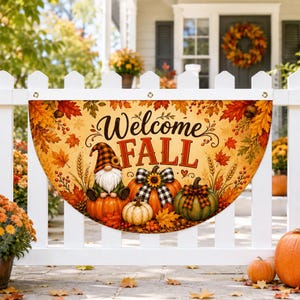 Pode incluir: Uma bandeira semicircular em forma de leque com o texto Welcome FALL em letras vermelhas e pretas. O design inclui um gnomo com um chapéu xadrez, três abóboras, girassóis e folhas de outono em tons de laranja, amarelo e vermelho.