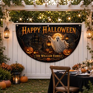 Puede incluir: Una pancarta de Halloween semicircular con una casa encantada, un fantasma con una linterna y calabazas contra un cielo nocturno. El texto Happy Halloween y The William Family aparece en letras naranjas sobre un fondo negro.
